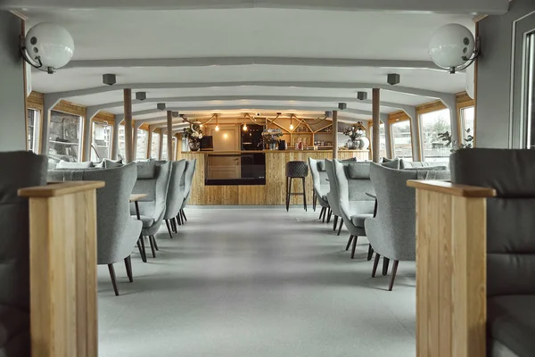 जहाजावरील रेस्टॉरंटचा अंतर्गत तपशील. जहाजावर रेस्टॉरंटच्या आतील डिझाइनची संकल्पना — स्टॉक फोटो, इमेज