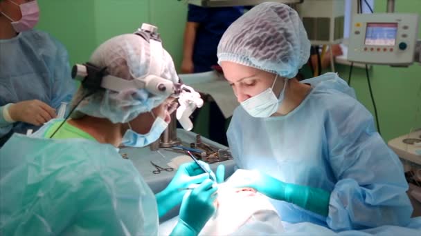 Cerrah gözlerden bir ameliyat yapıyor, yakın plan. Gözlerin düzelmesi. Doktor blefaroplasti yapıyor. Ameliyathanede operasyon. — Stok video