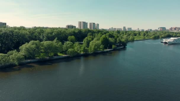 Şehir parkının tepesinden panoramik manzara, şehrin üst manzarasındaki nehir parkı üzerinden uçuş. — Stok video