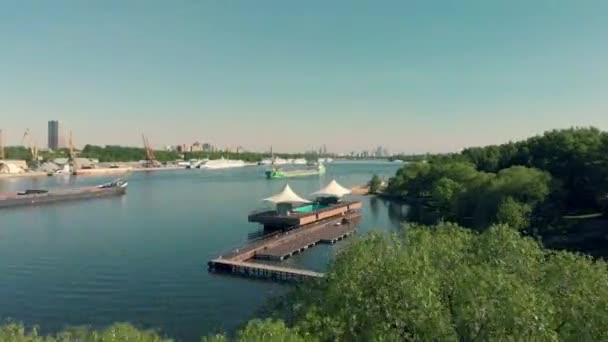 Vista panorâmica de cima no parque da cidade, voo sobre o parque fluvial na vista superior da cidade — Vídeo de Stock