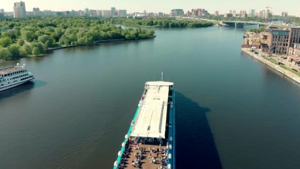 Panoramisch uitzicht van bovenaf op het stadspark, vlucht over het rivierpark in het stadsgezicht — Stockvideo