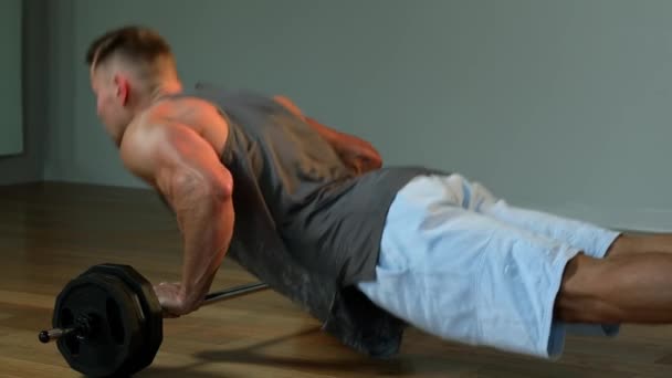 本格的な男性アスリートデッドリフトトレーニングヘビーバーベル屋内。バーベルと運動してる健康的な生活の集中力持久力健康志向のフィットネスコンセプト — ストック動画