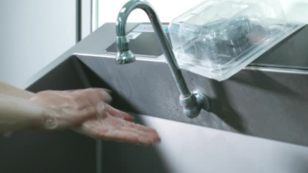 Médecin chirurgien en peignoir se lave les mains dans le lavabo avant la chirurgie — Video