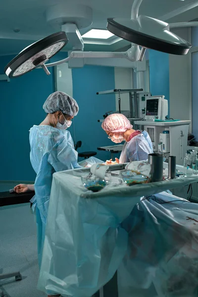 Ameliyathanede bir grup cerrah. Tıbbi ekip ameliyathanede ameliyat yapıyor.. — Stok fotoğraf