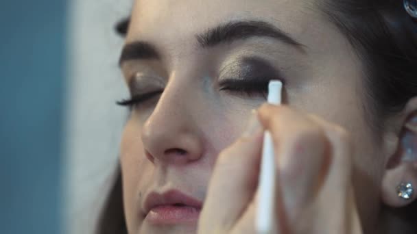 Primer plano de un artista de maquillaje profesional que aplica el tono y corrector para el modelo de tamaño más siempre. Concepto de belleza, industria de belleza . — Vídeo de stock