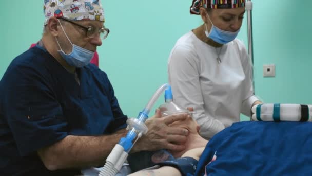 Installing a ventilator in a patient during surgery. Intubating the patient for anesthesia before surgery. — Stock Video