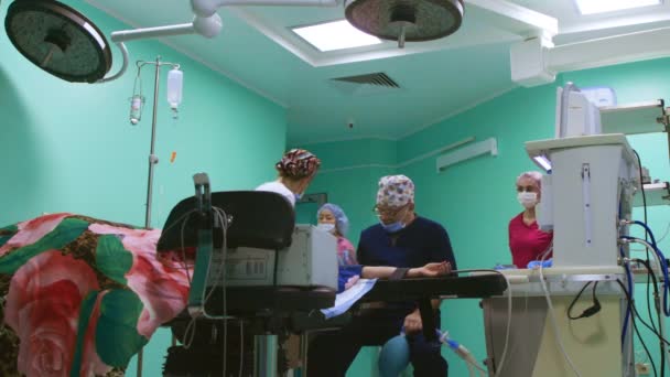Instalación de un ventilador en un paciente durante la cirugía. Intubación del paciente para anestesia antes de la cirugía . — Vídeos de Stock