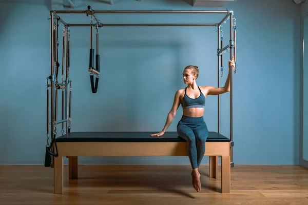 Pilates donna in riformatore teaser esercizio in palestra al chiuso. Stile di vita attivo, corpo positivo, bel colore — Foto Stock