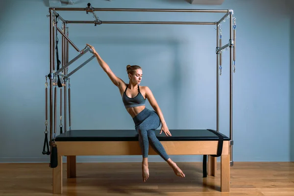 Jimnastik salonundaki reformcu kadın egzersizi. Aktif yaşam tarzı, vücut pozitifi, güzel renk — Stok fotoğraf