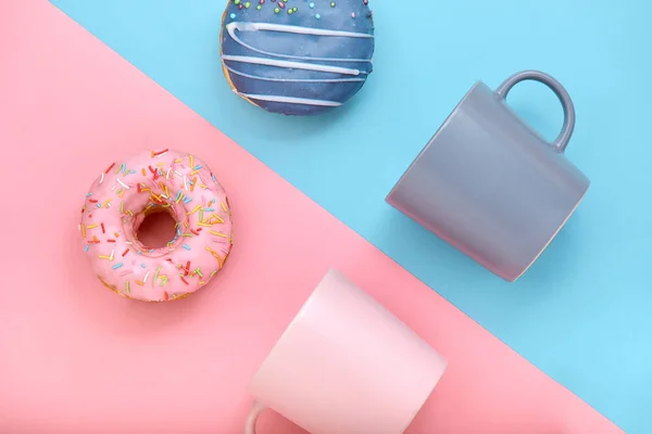 Сладкие пончики розовые и голубые с кружкой кофе. Голубой и розовый фон, игра красок, цветовой конфликт. Макет для дизайна. Копирование пространства . — стоковое фото