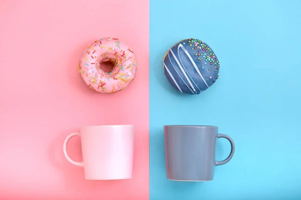 Süße Donuts rosa und blau mit einer Tasse Kaffee. blauer und pinkfarbener Hintergrund, Farbenspiel, Farbkonflikt. mock up für Design. Kopierraum. — Stockfoto