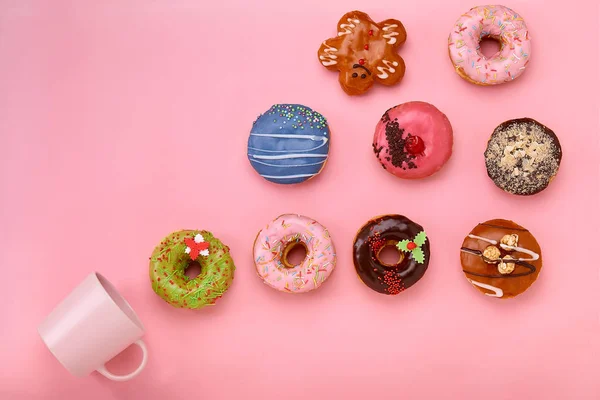 Une tasse à partir de laquelle des beignets sucrés volent, sur un fond rose. Doux et café beignets concept. coloré sur rose. Maquette pour le design. Espace de copie . — Photo