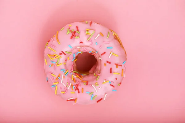 Donut rose sur fond rose, concept minimalisme, couleur game.background, espace de copie — Photo