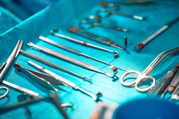 Instruments stériles sur la table d'opération, lumière bleue, salle d'opération réelle . — Photo