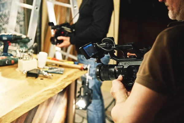 Nos bastidores da produção de vídeo ou gravação de vídeo, grão de filme, foco seletivo, iluminação especial — Fotografia de Stock