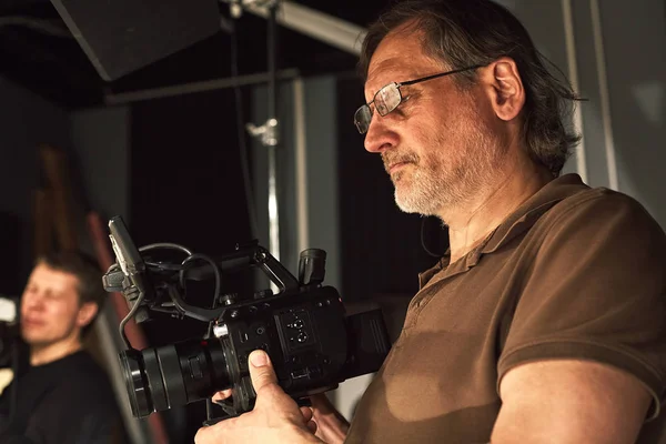 Nos bastidores da produção de vídeo ou gravação de vídeo, grão de filme, foco seletivo, iluminação especial — Fotografia de Stock