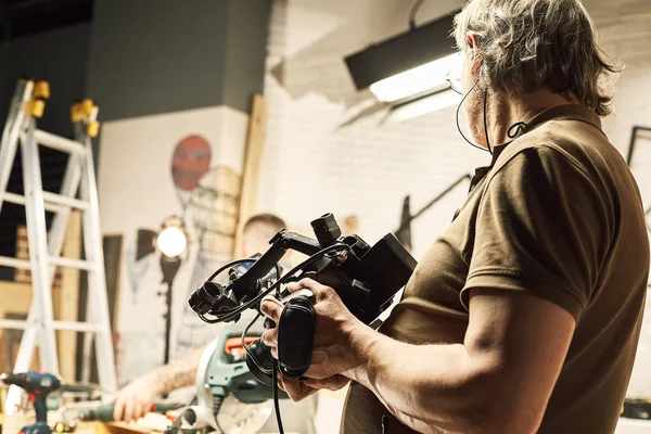 Nos bastidores da produção de vídeo ou gravação de vídeo, grão de filme, foco seletivo, iluminação especial — Fotografia de Stock