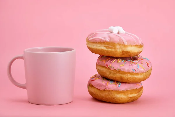 Composición colorida del desayuno Donuts con estilos de color rosa. Juego de colores, rosa sobre rosa. Dulce vida, desayuno de vainilla . — Foto de Stock