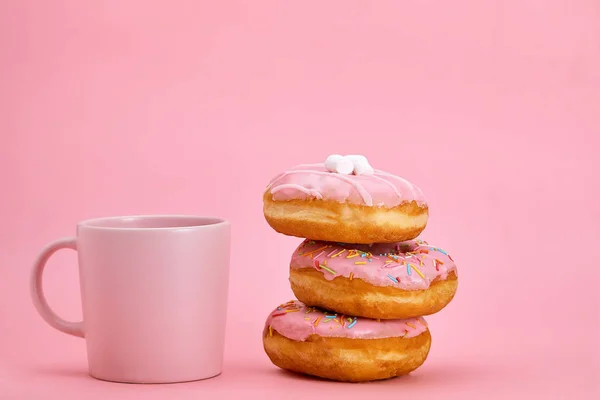 Bunte Krapfen Frühstückskomposition mit rosa Farbe Stile. Farbspiel, rosa auf rosa. süßes Leben, Vanillefrühstück. — Stockfoto