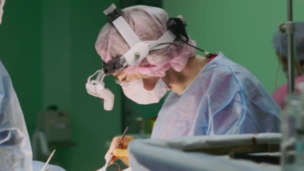 現代のメデッシーナ外科医のチームが手術を行います。現代の医療機器により、外科医は繊細で正確な手術を行うことができます。腫瘍学との戦い — ストック動画