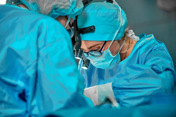 Команда хірургів в операційній залі, портрети крупним планом. сучасна операційна, пластична хірургія. Індустрія краси — стокове фото