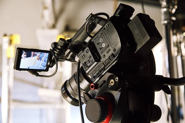 Nos bastidores da produção de vídeo ou gravação de vídeo, grão de filme, foco seletivo, iluminação especial — Fotografia de Stock