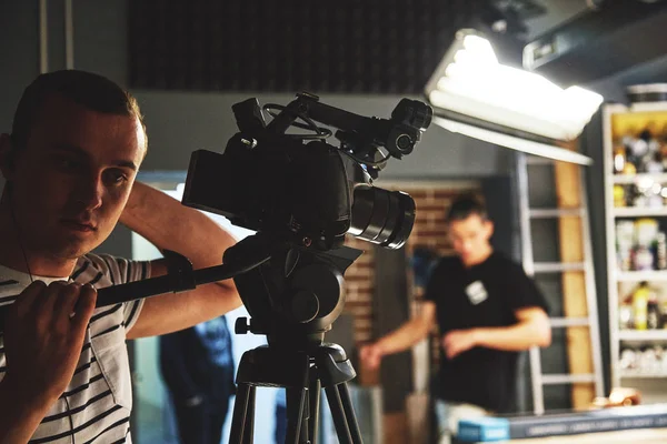 Nos bastidores da produção de vídeo ou gravação de vídeo, grão de filme, foco seletivo, iluminação especial — Fotografia de Stock