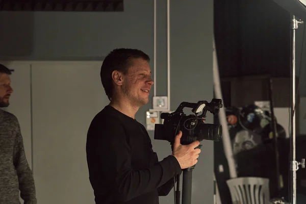 Nos bastidores da produção de vídeo ou gravação de vídeo, grão de filme, foco seletivo, iluminação especial — Fotografia de Stock