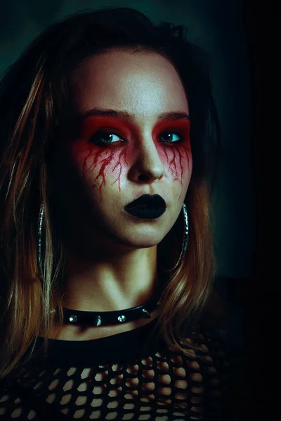 Női modell halloween ruhát pózol a piros háttér. Gyönyörű lány ruhákban ünnepli a holtak napját. Halloween koncepció, boszorkány jelmez, élénk színek, gőz punk. — Stock Fotó