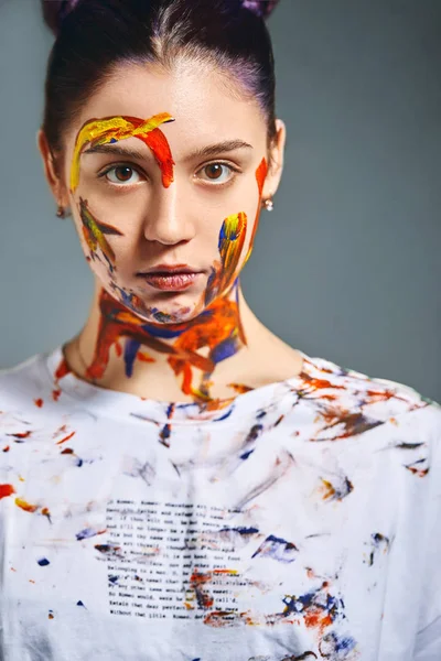 Retrato de uma menina bonita na pintura. Retrato de close-up de uma menina com rosto e mãos com tinta diferente. Concepção de arte da moda, beleza, pessoas criativas pessoas freelance — Fotografia de Stock