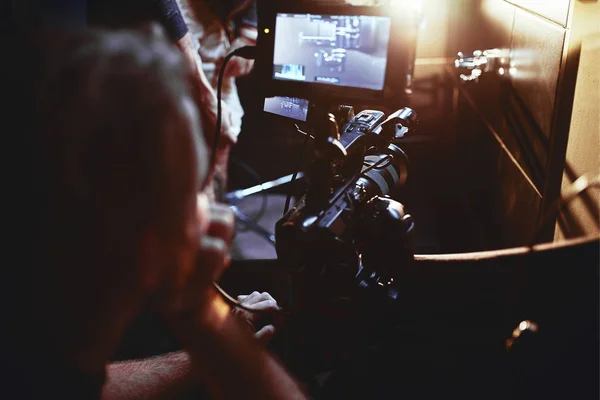 Production vidéo en coulisses. Dans les coulisses de la création de contenu vidéo, une équipe professionnelle de cameramen avec un réalisateur filmant des publicités. Création de contenu vidéo, industrie de la création vidéo. Faible — Photo