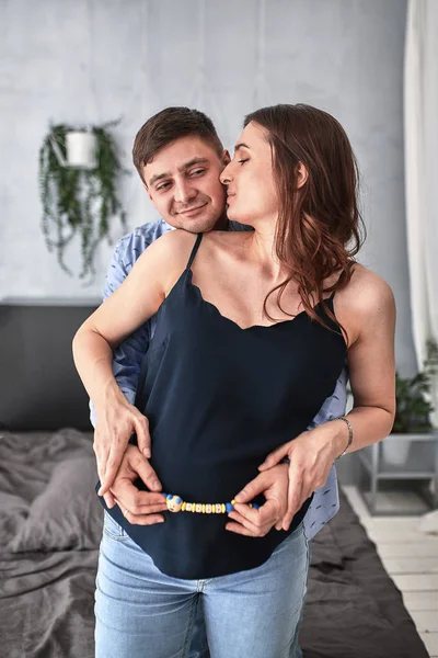 Retrato de una joven pareja esperando un bebé, pareja embarazada posando para la cámara . — Foto de Stock