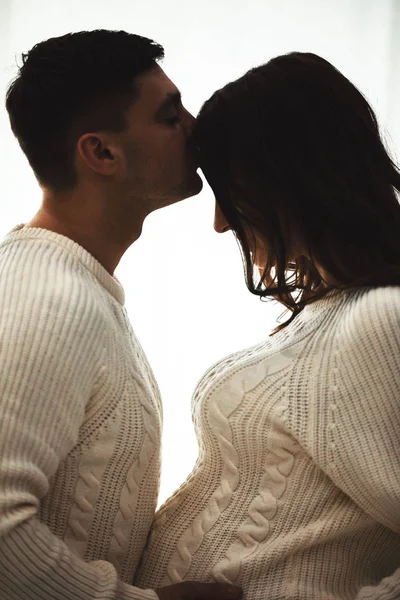 Retrato de una joven pareja esperando un bebé, pareja embarazada posando para la cámara . — Foto de Stock