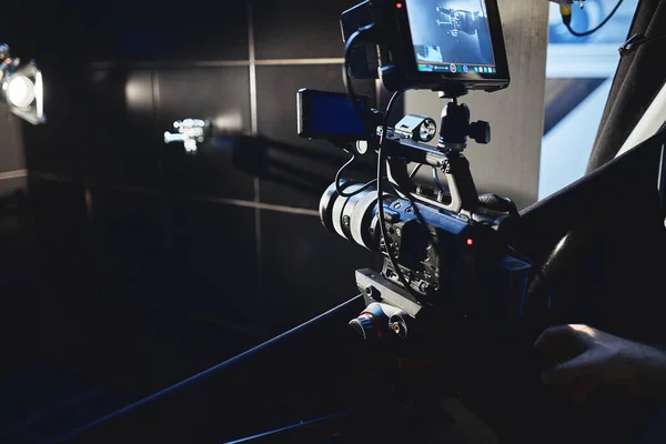 Video production backstage. Behind the scenes of creating video content, a professional team of cameramen with a director filming commercial ads. Video content creation, video creation industry. Low — Stock Photo, Image