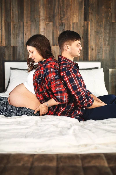 Bebek bekleyen genç bir çiftin portresi, kameraya poz veren hamile bir çift.. — Stok fotoğraf