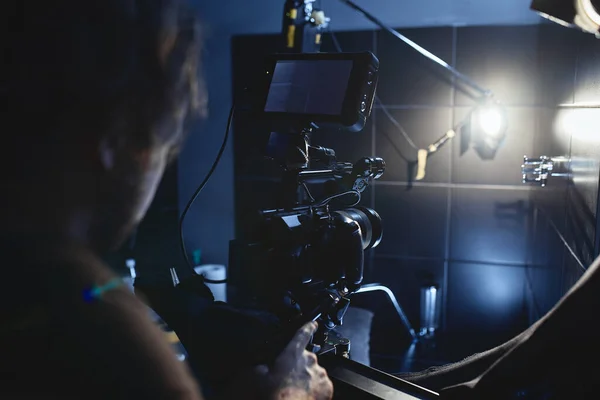 Production vidéo en coulisses. Dans les coulisses de la création de contenu vidéo, une équipe professionnelle de cameramen avec un réalisateur filmant des publicités. Création de contenu vidéo, industrie de la création vidéo. Faible — Photo