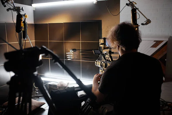 Production vidéo en coulisses. Dans les coulisses de la création de contenu vidéo, une équipe professionnelle de cameramen avec un réalisateur filmant des publicités. Création de contenu vidéo, industrie de la création vidéo. Faible — Photo