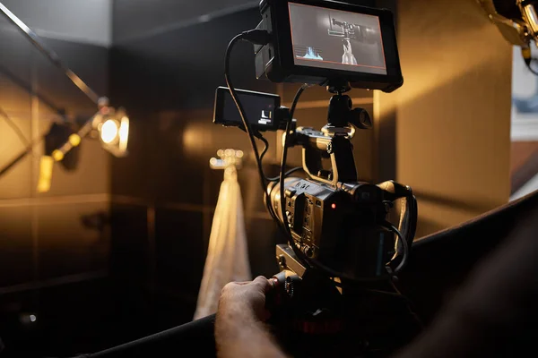 Produção de vídeo nos bastidores. Nos bastidores da criação de conteúdo de vídeo, uma equipe profissional de cinegrafistas com um diretor filmando anúncios comerciais. Criação de conteúdo de vídeo, indústria de criação de vídeo. Baixo — Fotografia de Stock