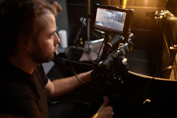 Video production backstage. Behind the scenes of creating video content, a professional team of cameramen with a director filming commercial ads. Video content creation, video creation industry. Low — Stock Photo, Image