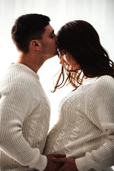 De cerca retrato de pareja adolescente esperando riendo felizmente, abrazando al bebé en el vientre juntos. Pareja vestida en colores azul y blanco . — Foto de Stock