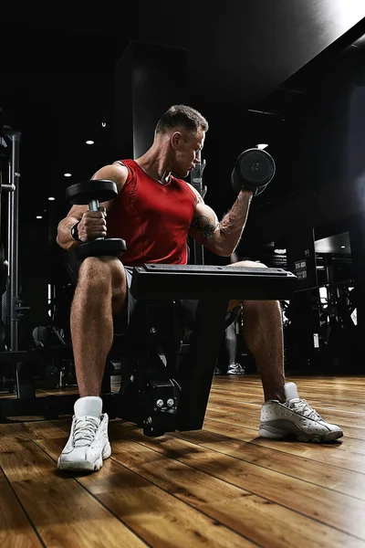 Gespierde man bodybuilder doet oefeningen met halters in de sportschool. Atletisch lichaam, gezonde levensstijl, fitness motivatie, lichaam positief. — Stockfoto