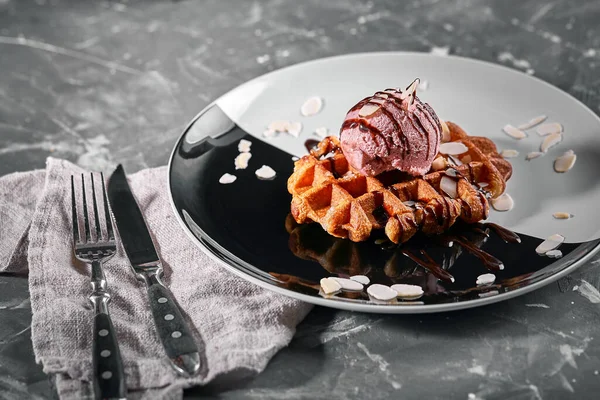 Gofres vieneses con helado y café. Hermosa foto de postre con café con leche. Concepto de postre, dulce vida. Foto de comida, espacio de copia, fondo gris . — Foto de Stock