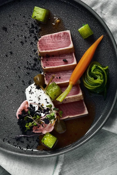 Tuna tagliata в овочах смажена морква і перець, красива подача, традиційна італійська кухня, сірий фон, копіювальний простір. Концепція їжі — стокове фото