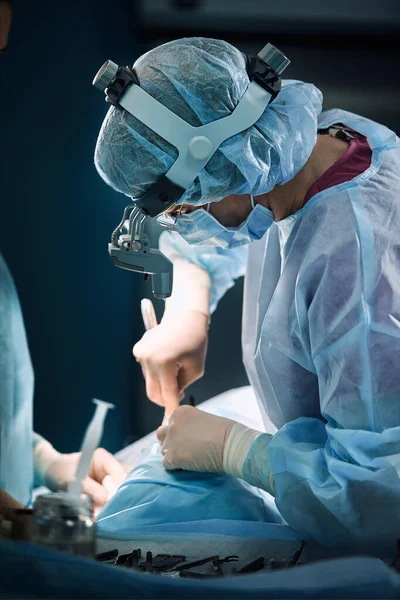 수술실의 외과 팀, 클로즈업. 현대 수술실에서 전문 의사들 로구성 된 국제적 인 팀 이 수술을 받고 있다. 생명을 구하는 일, 현대 의학, 푸른 빛 — 스톡 사진