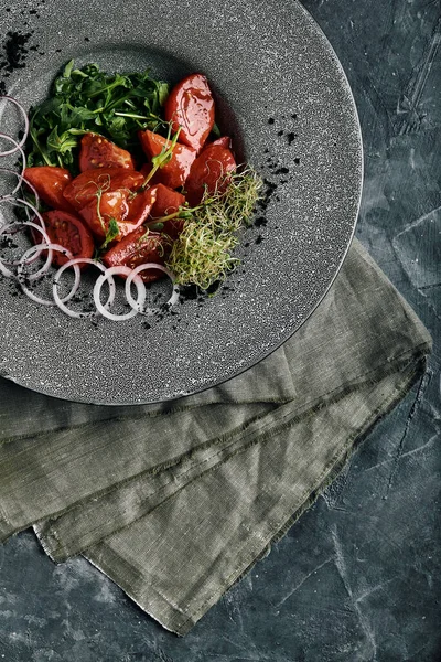 Tuna tagliata em legumes cenouras cozidas e pimentas, bela porção, cozinha italiana tradicional, fundo cinza, espaço de cópia. conceito de alimento — Fotografia de Stock