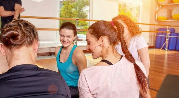 Groupe de personnes séance d'entraînement dans un club sain. Les gens ayant une conversation après Pilates exercice avec Pilates ballon . — Photo