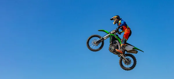 Motociclista faz o truque e salta para o ar. Conceito extremo, adrenalina. Espaço para cópia. Céu fundo — Fotografia de Stock