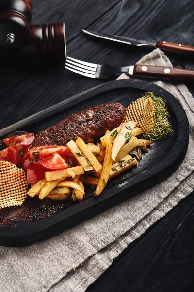 전통적 인 영국 음식인 목판에 감자튀김 과 야채를 곁들인 미트 로프. 푸드 사진, 복사 공간. — 스톡 사진