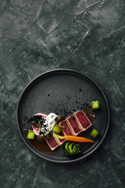 Hafif kızarmış ton balığı, yakın plan ızgara sebze, geleneksel İtalyan mutfağı, gri arka plan, şeften bir tabak, fotokopi alanı, yemek fotoğrafı. — Stok fotoğraf