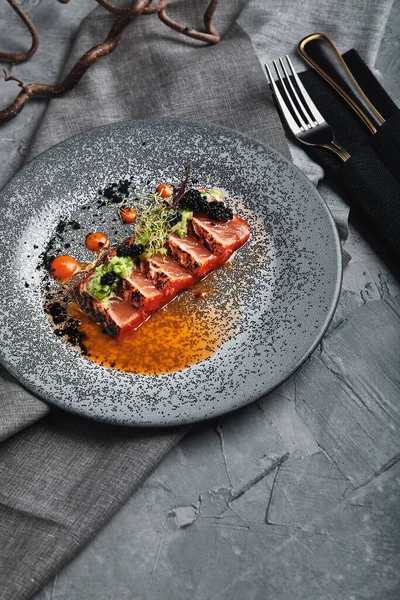 烤鲑鱼塔格拉塔顶部视图，漂亮的餐桌设置，漂亮的服务，意大利传统食品，灰色背景，复制空间。食物概念 — 图库照片